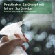 Praktischer Sprühkopf mit feinem Sprühnebel, in einer Hand gehalten, mit einem verschwommenen Hintergrund aus hellem Bokeh.
