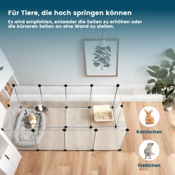 Transparente Haustierunterkunft mit einem Kaninchen und einem Meerschweinchen, ausgestattet mit einem gemütlichen Bett und einer Katzentoilette, begleitet von Text auf Deutsch.