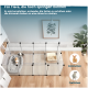 Transparente Haustierunterkunft mit einem Kaninchen und einem Meerschweinchen, ausgestattet mit einem gemütlichen Bett und einer Katzentoilette, begleitet von Text auf Deutsch.