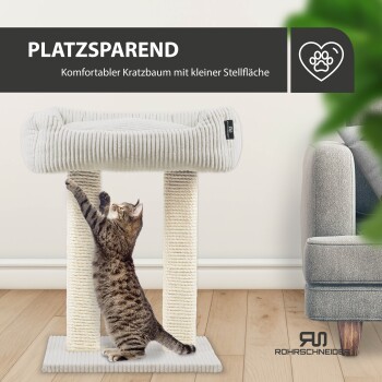 Eine getigerte Katze kratzt an einem kompakten Kratzbaum mit gepolsterter Oberseite, mit dem Text "PLATZSPAREND" und "Komfortabler Kratzbaum."