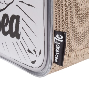Eine Nahaufnahme eines Haustierprodukts mit einer strukturierten beige Oberfläche und einem schwarz-weißen Design, das "idea" liest, und einem schwarzen Etikett mit "DISTRICT70."