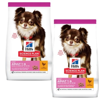 Zwei Säcke Hill's Science Plan Hundefutter für kleine Hunde, mit einem lächelnden Chihuahua und dem Text "Light Adult 1-6."