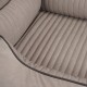 Nahaufnahme eines plüschigen, beigen Haustierbettes mit gerippter Textur und kontrastierendem schwarzen Paspel entlang der Kanten.