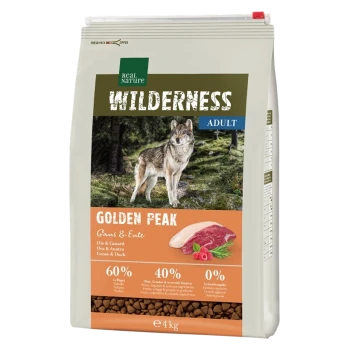 Eine Tüte Real Nature Wilderness Hundefutter, "Golden Peak," mit einem Wolf im Wald, mit 60% tierischem Protein und ohne Getreide.