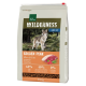 Eine Tüte Real Nature Wilderness Hundefutter, "Golden Peak," mit einem Wolf im Wald, mit 60% tierischem Protein und ohne Getreide.