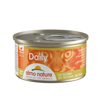 Eine Dose Almo Nature Daily Adult Cat Mousse, mit einem goldenen Deckel und einem orangefarbenen Etikett mit dem Gesicht einer Katze im Hintergrund.