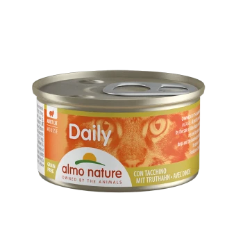 Eine Dose Almo Nature Daily Adult Cat Mousse, mit einem goldenen Deckel und einem orangefarbenen Etikett mit dem Gesicht einer Katze im Hintergrund.