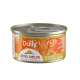Eine Dose Almo Nature Daily Adult Cat Mousse, mit einem goldenen Deckel und einem orangefarbenen Etikett mit dem Gesicht einer Katze im Hintergrund.