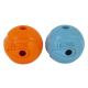 Zwei Gummihundebälle, einer orange und einer blau, beide mit dem "Chuckit!"-Logo und einem Loch in der Mitte für einfaches Apportieren.