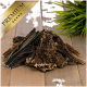 Premium-Hundekauartikel aus natürlichem Holz, mit einer Mischung aus dunklen und hellen Texturen, auf einer Holzoberfläche mit grünem Gras präsentiert.