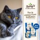 Eine graue Katze mit gelben Augen ruht neben einer Produktpräsentation von Betty's Landhausküche für Katzenfutter mit Fischprodukten und Werbetext.