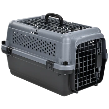 Transporteur pour animaux de compagnie gris avec une porte en grille métallique, des trous de ventilation sur les côtés et une poignée robuste sur le dessus.