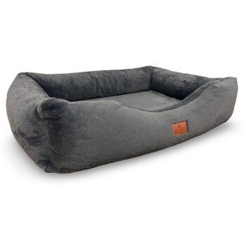 Graues, plüschiges, rechteckiges Hundebett mit erhöhten Seitenpolstern und abgesenkter Vorderseite, Lederpatch mit der Aufschrift PETLIVING.
