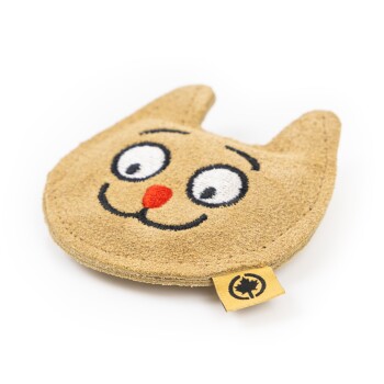 Ein niedliches, rundes katzenförmiges Plüschtier mit einem lächelnden Gesicht, großen Augen und einer roten Nase, mit einem gelben Etikett mit einem Logo.