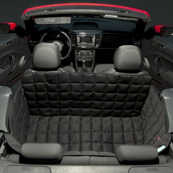 Schwarze, gesteppte Autositzabdeckung für Haustiere, installiert in einem roten Cabrio, bietet Schutz für den Rücksitzbereich.