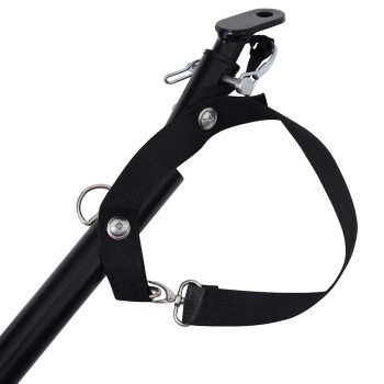 Schwarze verstellbare Haustierleine an einem Metallpfosten, mit einem Clip und einem gepolsterten Griff für Komfort.