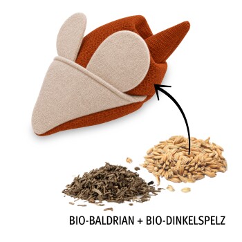 Braun-beiges Plüschmausspielzeug mit Pfeil zu Haufen von Baldrian und Dinkelspelz; Text 'BIO-BALDRIAN + BIO-DINKELSPELZ'
