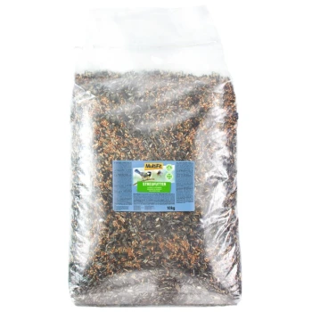 Eine transparente Tasche, gefüllt mit Vogelfutter, beschriftet mit "MultiFit Streufutter," wiegend 10 kg, zeigt eine Mischung aus Samen.