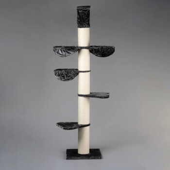 Ein hoher, mehrstöckiger Katzenbaum mit einem beigen zentralen Pfosten, der mit Sisal umwickelt ist, mit vier schwarzen Stoffplattformen und zwei gemütlichen Hängematten.