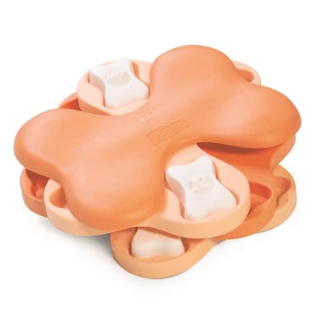 Orangefarbenes, knochenförmiges interaktives Hundespielzeug mit weißen Leckerli-Fächern, entworfen für geistige Anregung und Spiel.