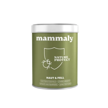 Grüne Ergänzungsfuttermitteldose mit der Beschriftung 'mammaly Nature Protect', Schild- und Häkchen‑Symbol, sichtbar 'HAUT & FELL'