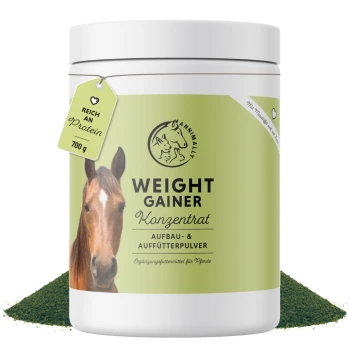 Behälter mit "Weight Gainer" Pferdeergänzung, 700g, mit dem Gesicht eines Pferdes auf dem Etikett; grüner Hintergrund, Text auf Deutsch.