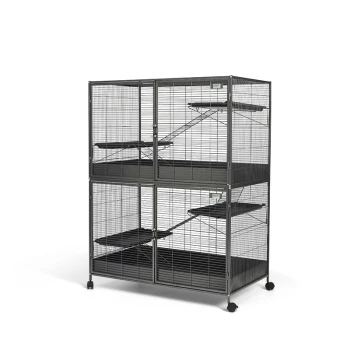 Zwei-stöckiger Metallhaustierkäfig mit mehreren Regalen und Türen, entworfen für kleine Tiere, auf Rädern für einfache Mobilität.