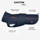 Marineblauer Hundemantel mit der Aufschrift 'EASTON', der einen Reißverschluss für die Geschirrbefestigung, elastische Teile für Hals und Rücken sowie Brust- und Bauchschutz hat.
