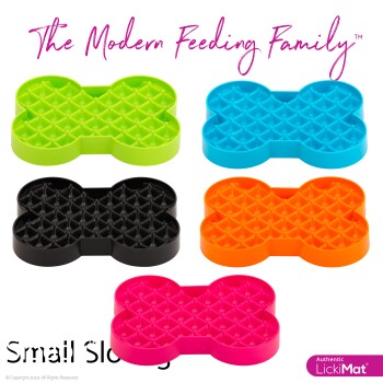 Fünf bunte, knochenförmige Slow-Feeder-Matten für Haustiere in Grün, Blau, Schwarz, Orange und Pink mit dem Text „The Modern Feeding Family“ und „Small Slow“ sichtbar.