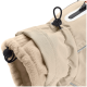 Nahaufnahme einer beigen Hundejacke mit weichem Fleece-Futter, verstellbaren Kordeln und reflektierenden Details.