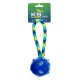 Blauer Gummihundespielball mit einem geflochtenen gelb-blauen Seilgriff, beschriftet mit "K9 Fitness by Zeus."