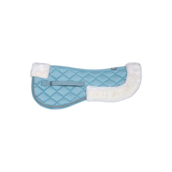 Ein hellblaues, gestepptes Sattelpad mit weißem Fleecebesatz und einem Riemen zur Sicherung, entworfen für den Reitsport.