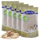 Vier Beutel Lyra Pet Natural Power Hundefutter, mit einem Haufen getrockneter Fleischleckerlis davor.