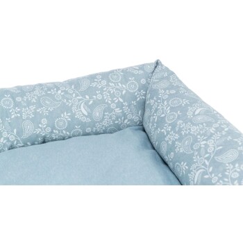 Hellblaues Haustierbett mit floralem und paisley-muster an den Seiten, mit einem weichen, gepolsterten Innenraum.