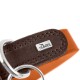 Nahaufnahme eines braunen Wildleder-Hundehalsbands mit Metallanhänger 'HUNTER', silbernen D-Ringen und orangefarbenem Riemen.