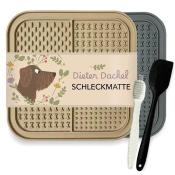 Dieter Dackel Schleckmatte Futtermatte in Beige und Grau, mit einer Hundillustration und zwei Utensilien: einer weißen Bürste und einem schwarzen Spatel.