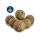 Sechs runde Meisenknödel/Schmalz-Futterbälle mit sichtbaren Krümeln; blaues Siegel mit der Aufschrift „Made in Hamburg“ (Seit 1995)