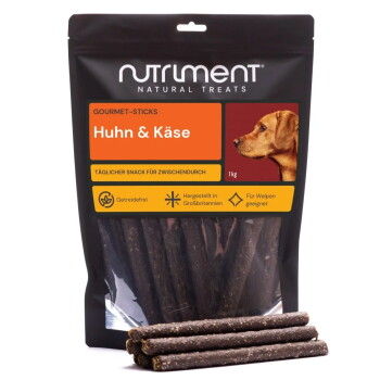 1-kg-Tüte Nutriment Natural Treats ‚Huhn & Käse‘ Gourmet-Sticks mit Hundefoto und einem Stapel brauner Leckerli-Sticks.