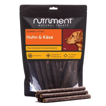 1-kg-Tüte Nutriment Natural Treats ‚Huhn & Käse‘ Gourmet-Sticks mit Hundefoto und einem Stapel brauner Leckerli-Sticks.