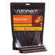 1-kg-Tüte Nutriment Natural Treats ‚Huhn & Käse‘ Gourmet-Sticks mit Hundefoto und einem Stapel brauner Leckerli-Sticks.