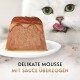 Weiße Katze leckt neben einem auf einem Teller servierten Mousse mit Sauce; Text 'DELIKATE MOUSSE MIT SAUCE ÜBERZOGEN'.