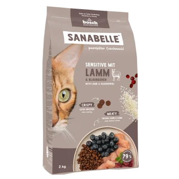 Katzenfutterverpackung mit Nahaufnahme eines Katzenkopfes, beschriftet "SANABELLE SENSITIVE MIT LAMM & BLAUBEEREN", zeigt Trockenfutter und Blaubeeren.