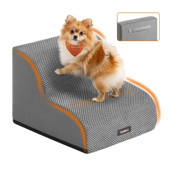 Kleiner flauschiger Hund mit orangefarbener Bandana, der auf einer grauen strukturierten Haustiertreppe mit Griff auf der Rückseite steht.