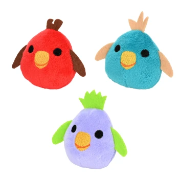 Trois jouets d'oiseaux en peluche colorés : un oiseau rouge avec des ailes brunes, un oiseau teal avec des ailes beiges, et un oiseau violet avec des accents verts.