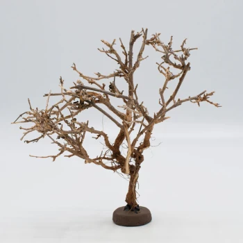 Dekoracyjne sztuczne drzewo z nagimi gałęziami, zamontowane na brązowej okrągłej podstawie, odpowiednie dla siedlisk zwierząt.