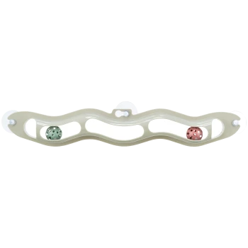 Ein beiges Haustierspielzeug mit wellenförmigem Design, das zwei farbenfrohe Bälle zeigt, einen grünen und einen rosa, die durch Öffnungen sichtbar sind.