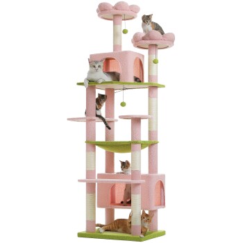Hoher rosa-grüner mehrstöckiger Kratzbaum mit Wohnhöhlen, Sitzplätzen und herabhängenden Bommel-Spielzeugen, besetzt von sechs Katzen.