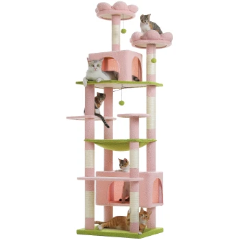 Hoher rosa-grüner mehrstöckiger Kratzbaum mit Wohnhöhlen, Sitzplätzen und herabhängenden Bommel-Spielzeugen, besetzt von sechs Katzen.