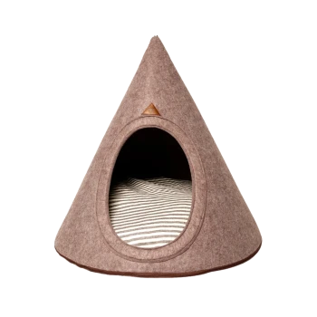 Braunes Filz-Kegel-Tipi für Haustiere mit ovalem Eingang, kleinem Lederpatch und gestreiftem Kissen innen.