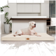 Ein großer weißer Hund ruht auf einem cremefarbenen Haustierbett in einer modernen Küche mit Holzakzenten und grünen Pflanzen im Hintergrund.